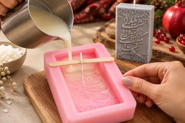 ریختن پارافین داخل قالب سیلیکونی کتیبه شب یلدا