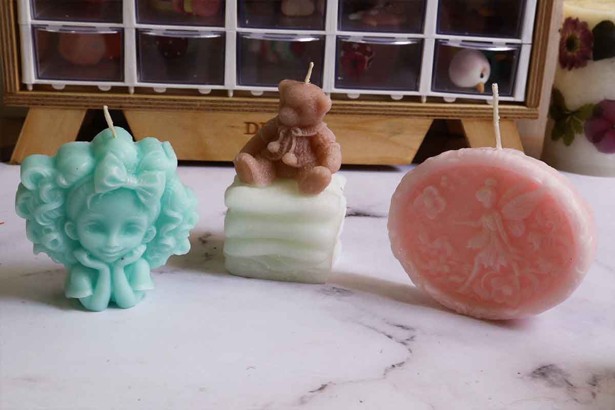 مرحله 3 از ساخت شمع با قالب سیلیکونی؛ گرم کردن قالب