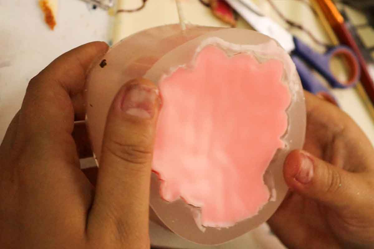 مرحله 7: درآوردن شمع از قالب سیلیکونی